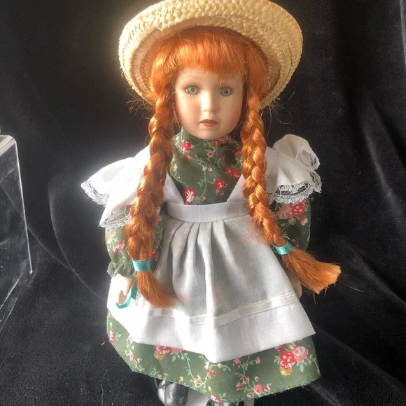 Anne of green gables genuine collector hand painted porcelain doll - Picture 2 of 5